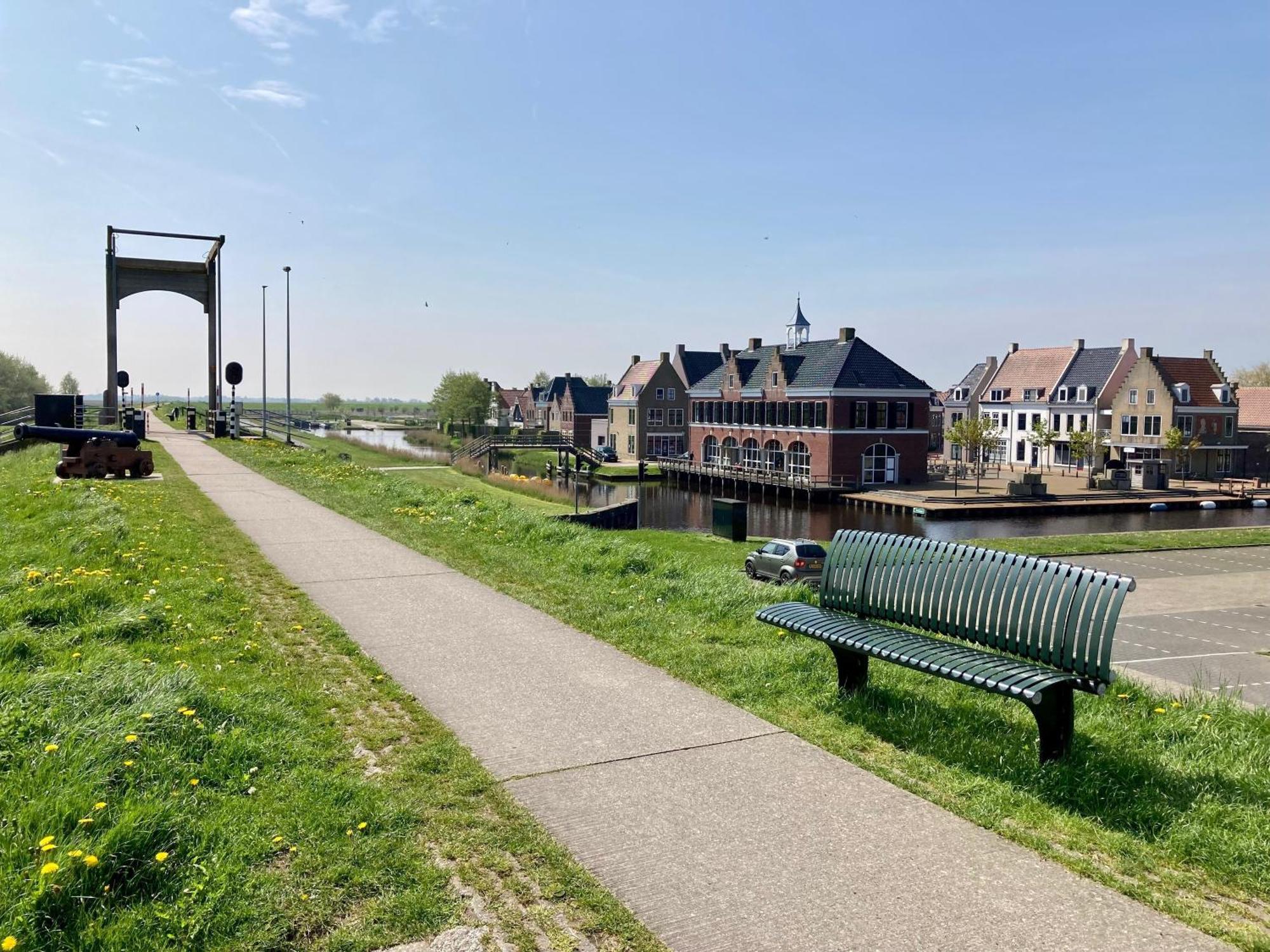 Sonnenhaus 6 Pers House With Sunny Terrace At A Typical Dutch Canal & By Lauwersmeer Lake. Anjum Esterno foto